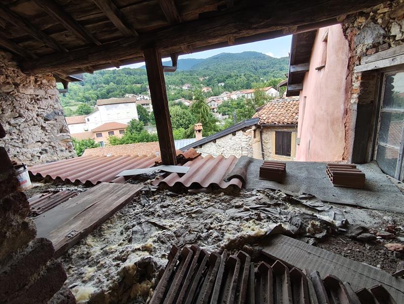 Balcone coperto da ristrutturare